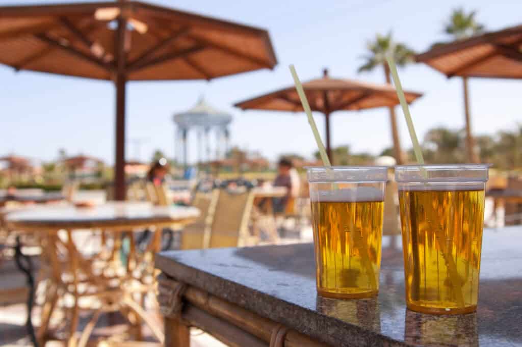 Drinking Beer With a Straw – The Benefits and the Drawbacks! 7 Beer With a Straw